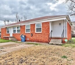 Building Photo - 900 E Rose Dr