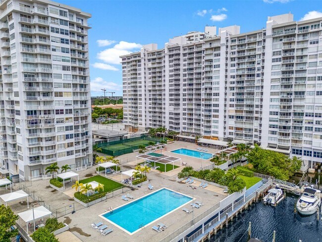 Building Photo - 18031 Biscayne Blvd