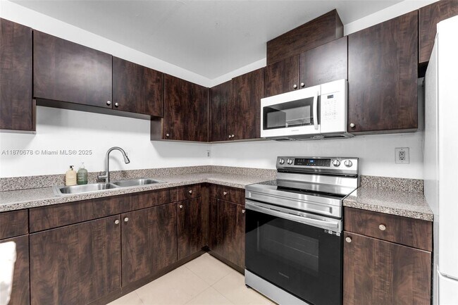 Building Photo - 6614 SW 114th Pl