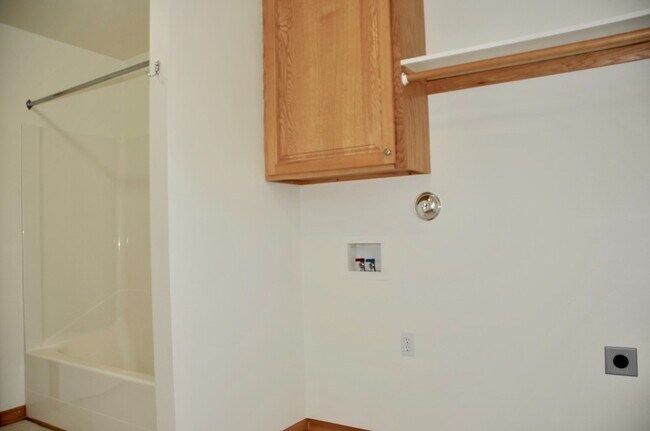 Building Photo - 2 bed 1 bath duplex