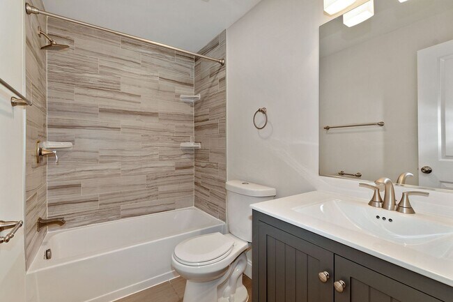 Building Photo - Recently Updated, 2 bed 2 1/2 Bath with Fe...