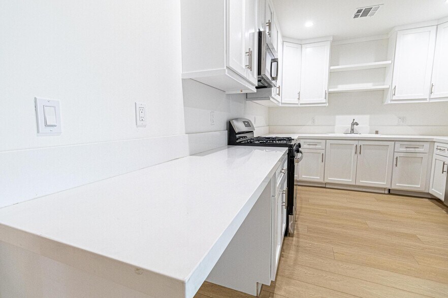 Building Photo - 3672 W Imperial Hwy