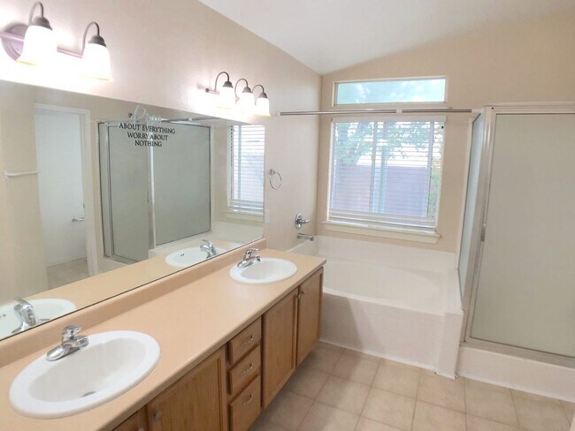 Building Photo - Spacious 3BR/2BA Home in Ventana Ranch wit...