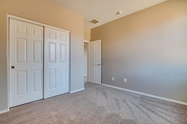 Building Photo - Charming 5 Bed 3 Bath Home in good communi...