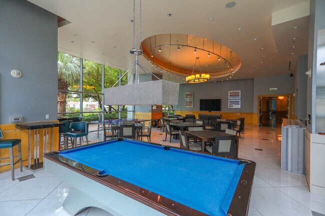 Building Photo - Turnberry Tower Beauty With Stunning Views