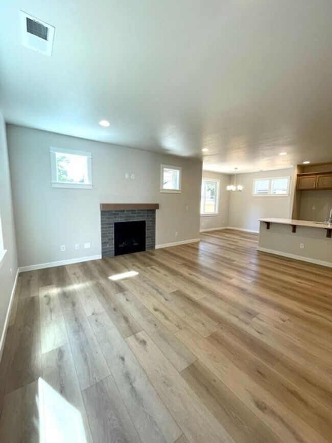 Building Photo - Stunning newer home in NE Bend neighborhood!