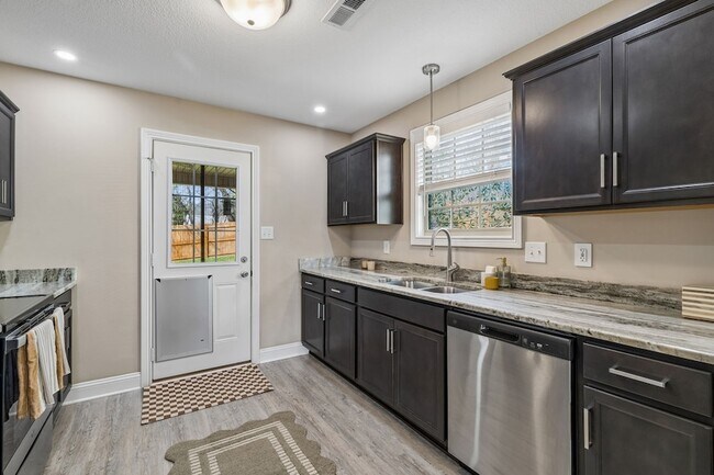 Building Photo - 833 Lutz Ln