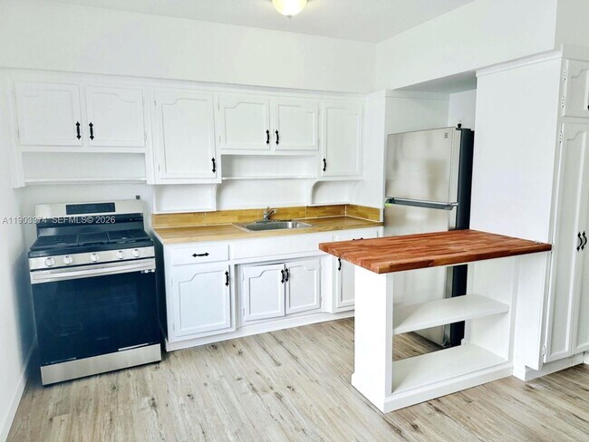 Building Photo - 1955 Normandy Dr