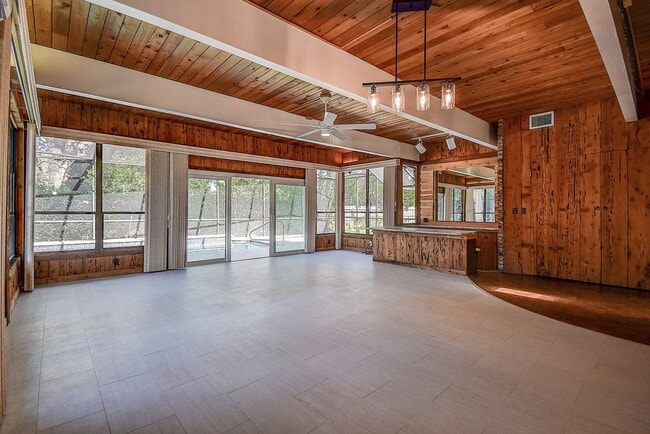 Building Photo - Luxurious 4 bedroom, 3 bath pool home.