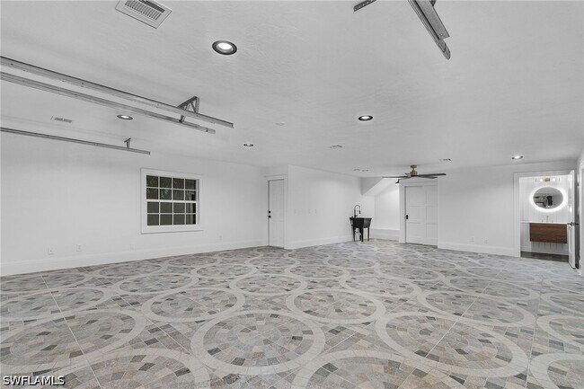 Building Photo - 6155 Standing Oaks Ln