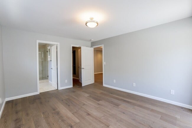 Building Photo - 4 Bed / 2 Bath Updated Redwood City Home w...