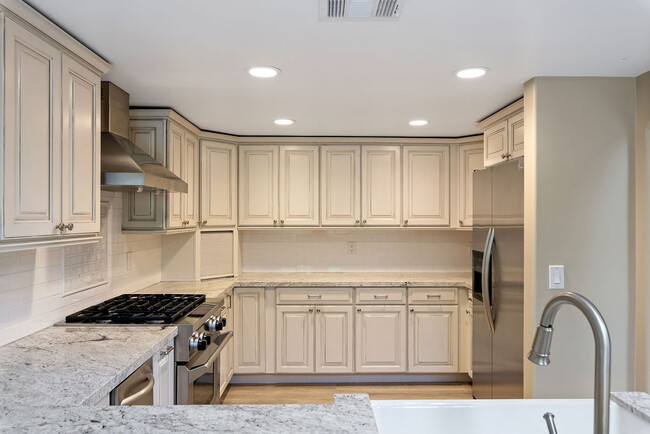 kitchen - 8 Grenada Ct