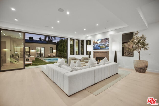 Building Photo - 4433 Kraft Ave