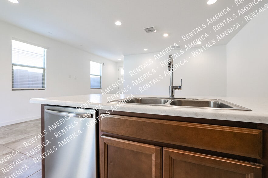 Building Photo - 8914 W Rancho Dr