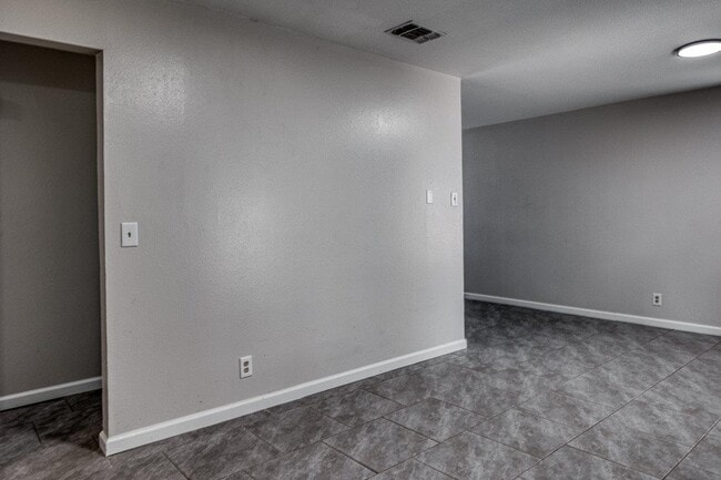 Building Photo - 1605 Ave P