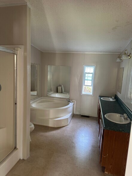 Building Photo - 13 Retama Dr