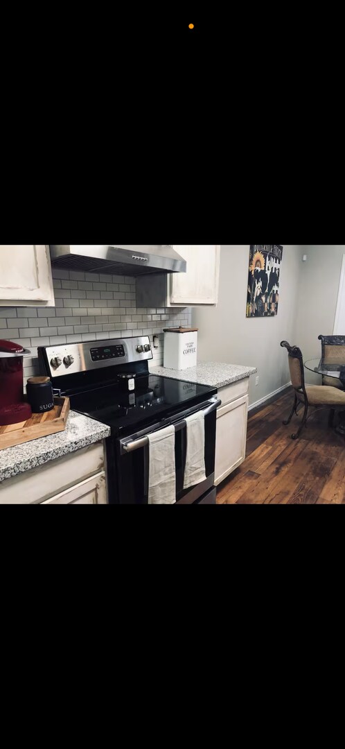 Building Photo - 4 bed 2 bath 1 car garage on Flint Avenue!