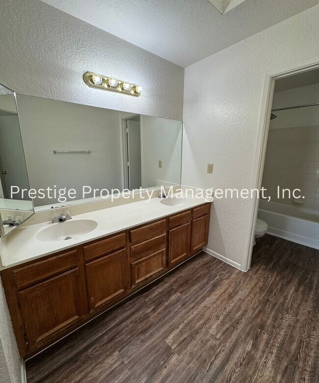 Building Photo - Very Cute South West Side 3/2!! Call Now!