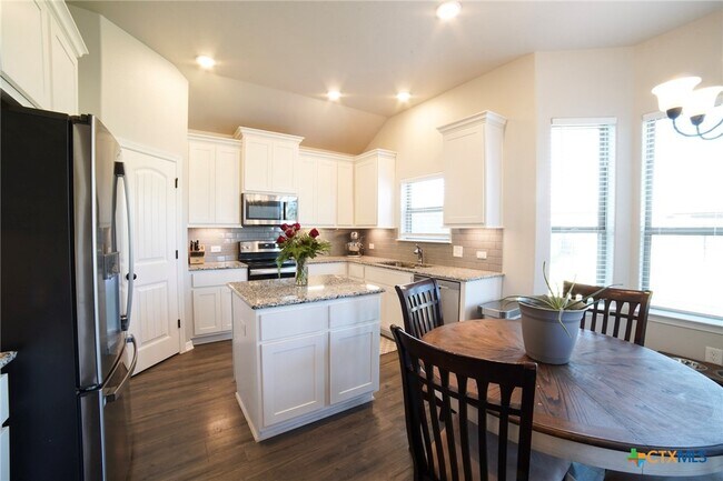 Building Photo - 708 Holstein Dr