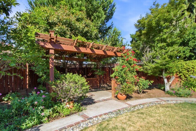 Building Photo - Stunning 5-Bedroom Sunnyvale Home