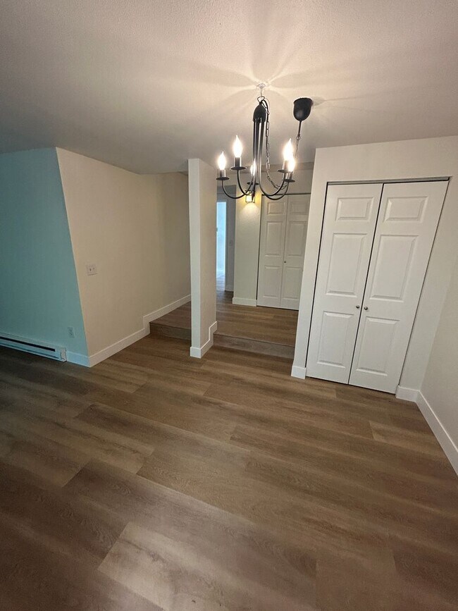 Building Photo - 3 Bed, 1.75 bath Condo w/2 parking spots i...