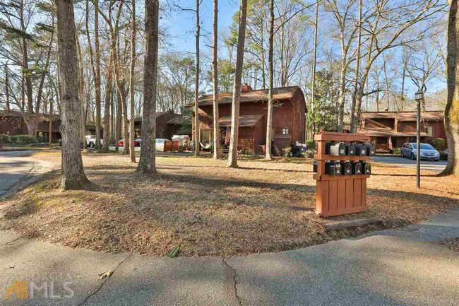 Building Photo - 13 Northlake Dr
