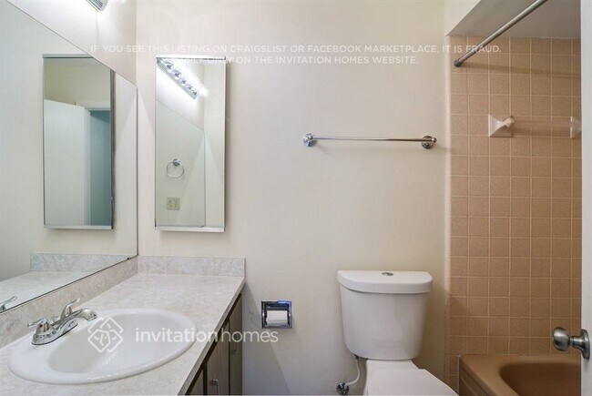 Building Photo - 801 SW Ivanhoe Dr