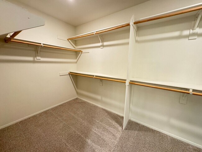 Building Photo - Beautiful 5Bd/3.5Ba Home in Cul-de-Sac in Riverside w/new Turf Back Yard and New Carpet!