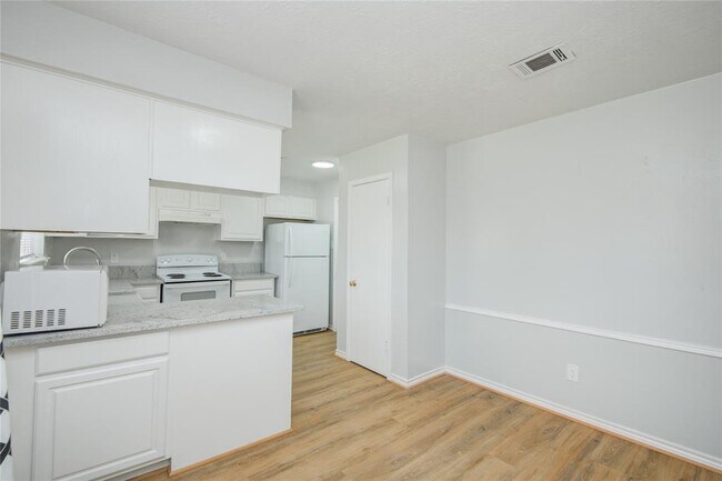 Building Photo - 23415 Verngate Dr