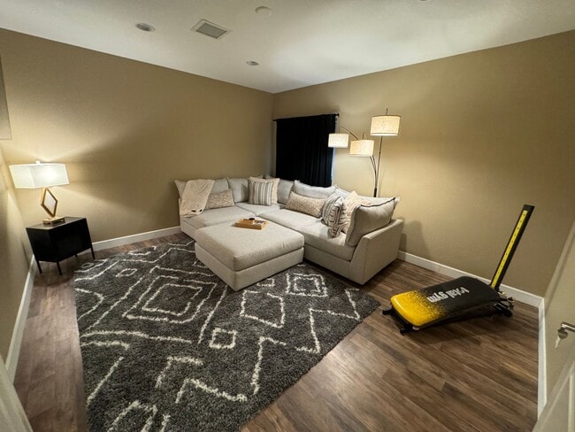 Building Photo - Amazing Lone Tree Home!