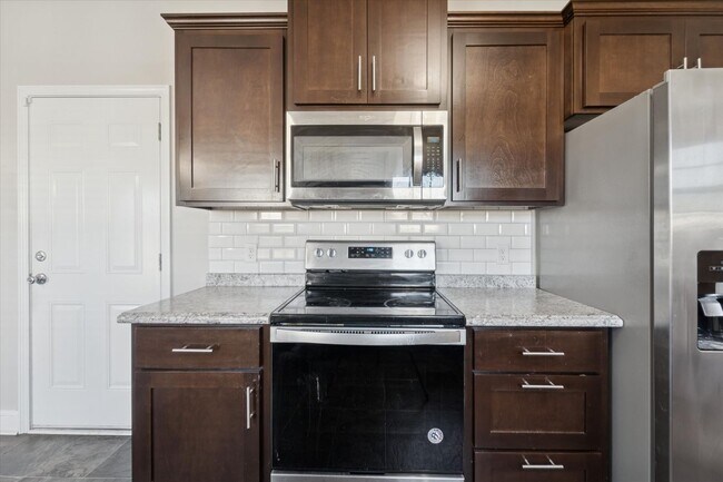 Building Photo - MOVE-IN READY! (Pet Friendly)