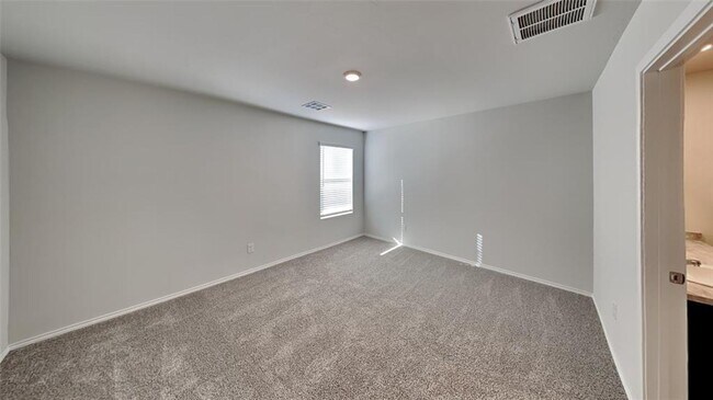 Building Photo - Large 4 Bedroom, 2 Bathroom Home in Shawnee Schools!