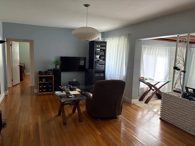 Building Photo - 531 Oriole Ave