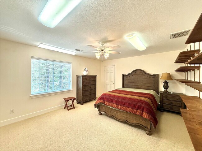 Building Photo - 16201 Surrey Ln