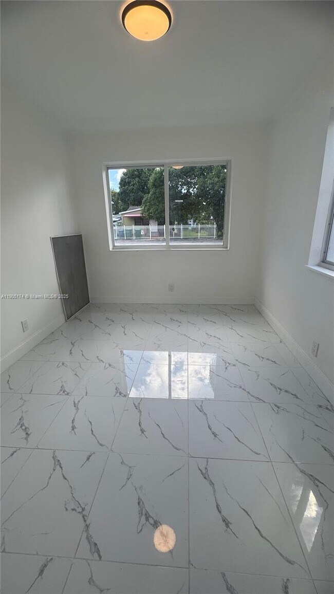 Building Photo - 901 NW 116th St