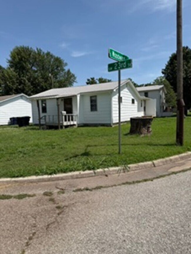Building Photo - 3 bedroom, 2 bath with huge den or bonus room