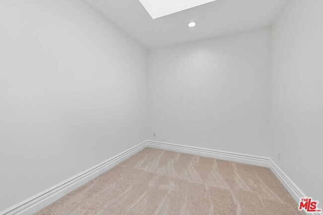 Building Photo - 1337 Wellesley Ave