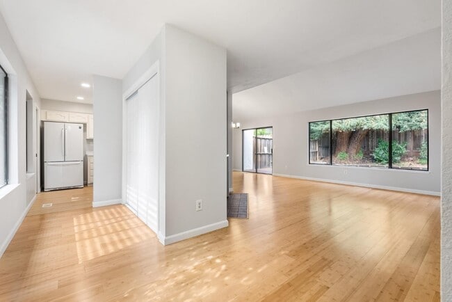 Building Photo - 922 Jungfrau Ct