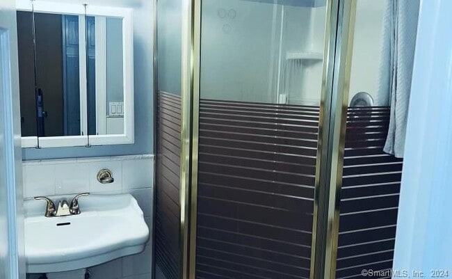 Building Photo - 51 Plumtree Ln