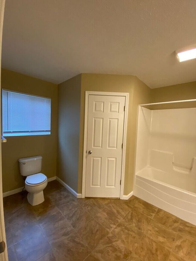 Building Photo - Open Concept 4 Bedroom Home & PETS WELCOME!!!