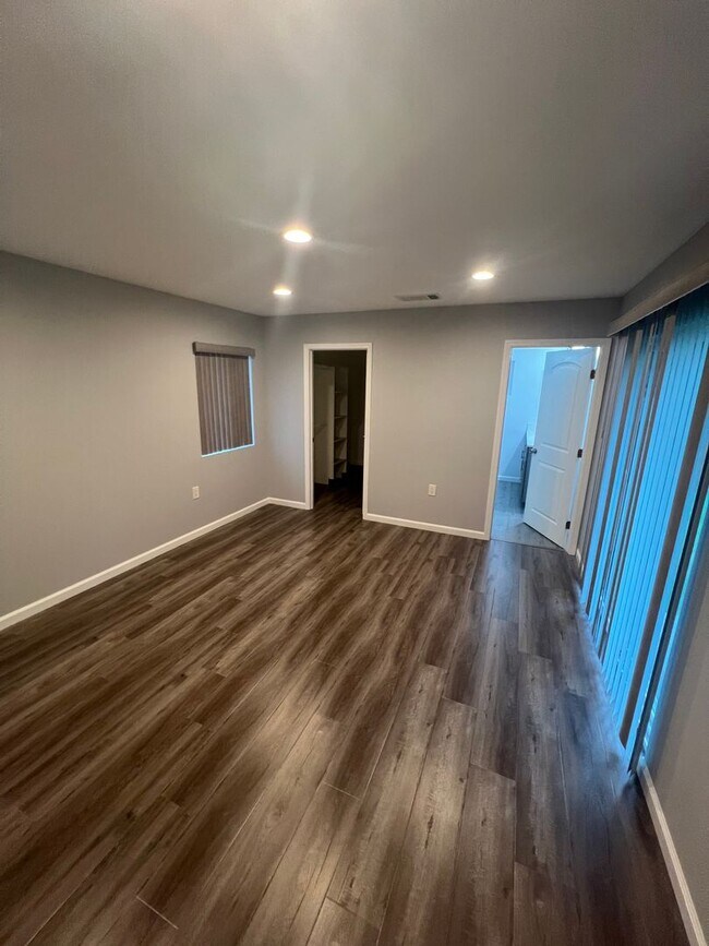 Building Photo - 212 N Aladdin Dr