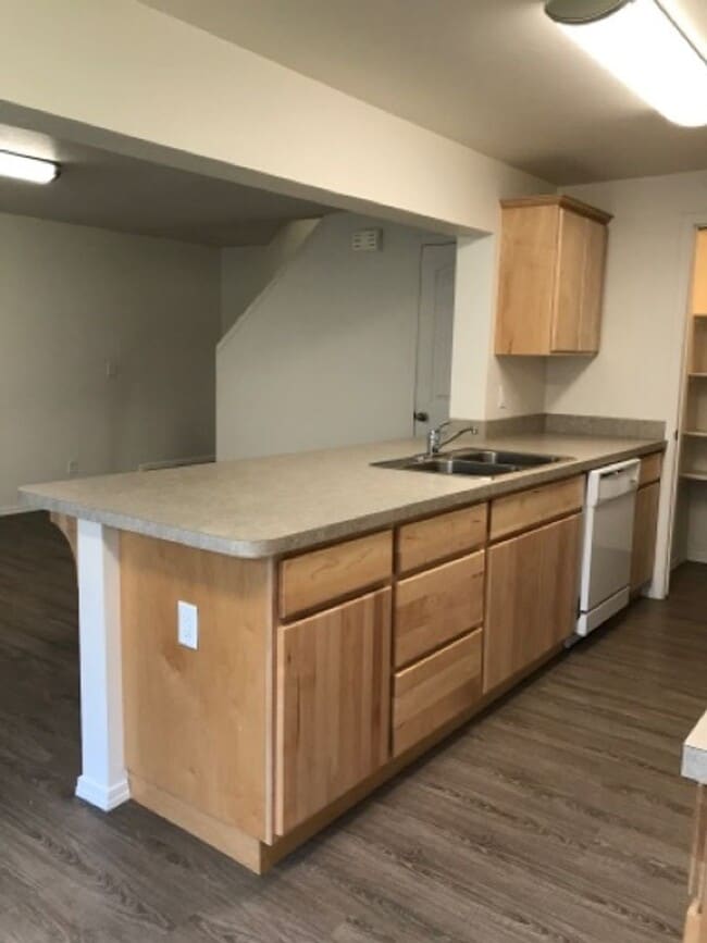 Building Photo - 759 Meadows Dr