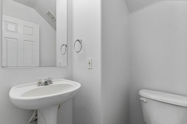 Building Photo - WONDERFUL 3 BEDROOM HOME AT END OF CUL-DE-...