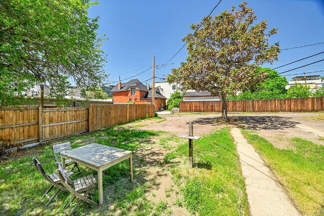 Building Photo - $2,395 - 2 Bed, 2 Bath Townhome in Great D...