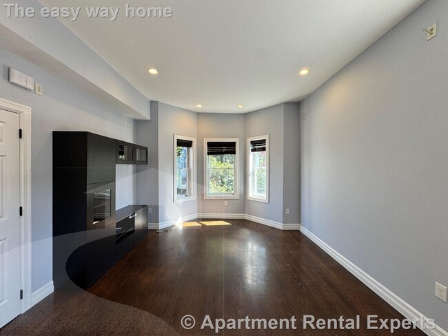 Building Photo - 8 Cross St E