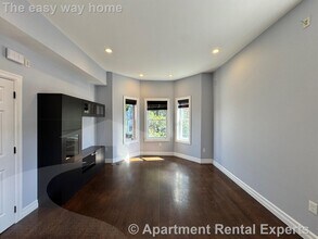 Building Photo - 8 Cross St E