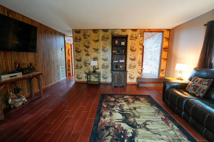 Building Photo - 425 Hemlock Ln