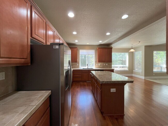 Building Photo - Bright & Airy Home with Granite Kitchen, V...