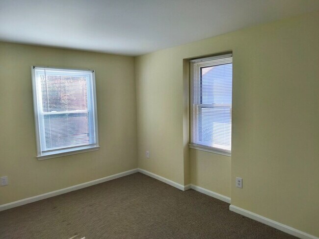 Building Photo - Charming Fair Woods Townhome Awaits