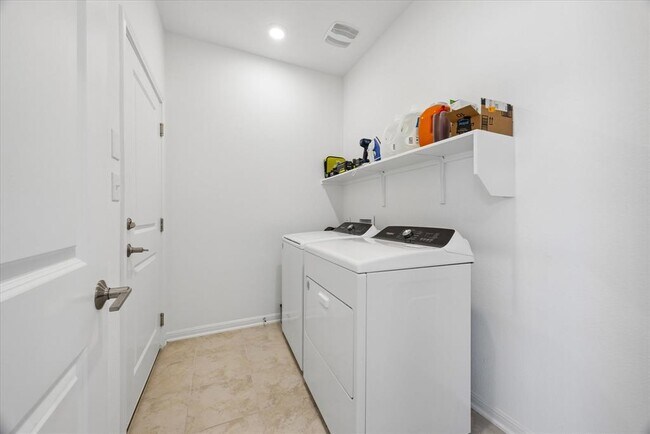 Building Photo - 685 Papaya Dr